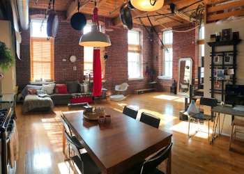 How to clean hardwood floors using vinegar